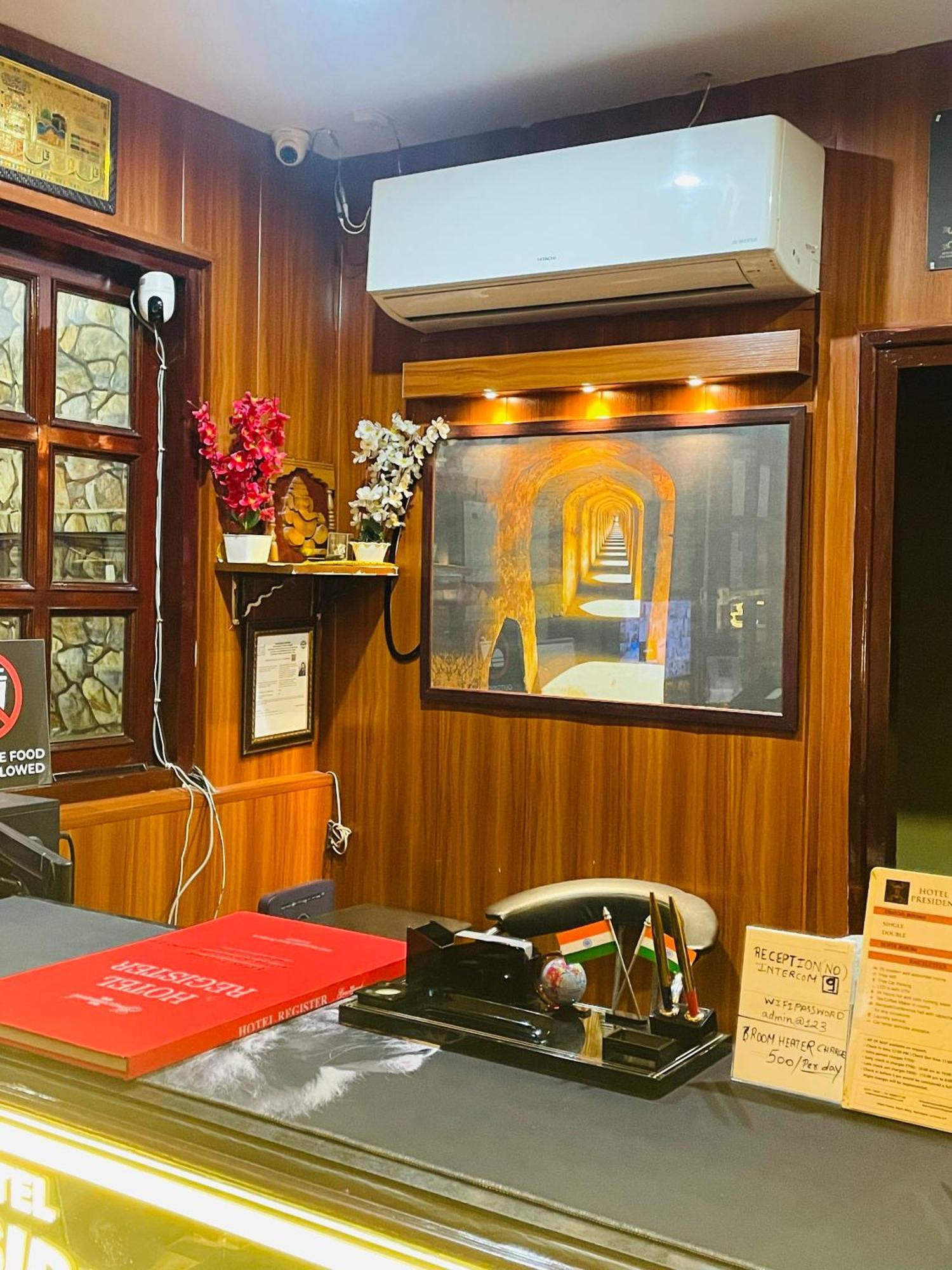 The Royal Presidency Inn Lucknow Eksteriør billede